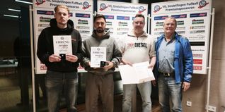 VfL-Abteilungsleiter Ralf Brenner (rechts) und ein Teil der Geehrten: Raphael Molitor, Hakan Kilinc und Olaf Krause (von links).